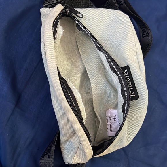 NWOT Victoria’s Secret PINK Denim Fannypack - Picture 4 of 4